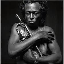Miles Davis jouant du bebop